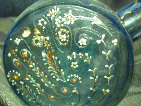Detail kvtinek na modr karaf
