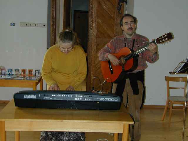 Marketa a Petr pri zkousce na koncert v Brevnove 22.5.2002